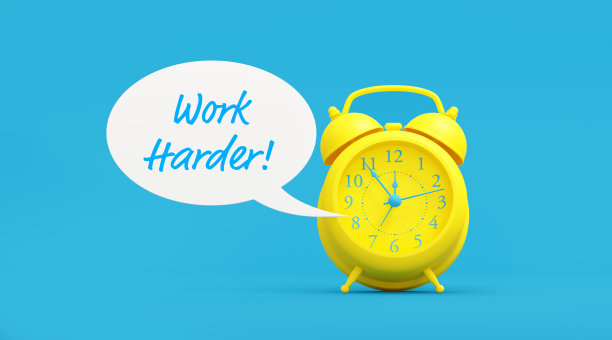 黄色闹钟坐在旁边努力工作写白色语音泡泡在蓝色背景图片下载