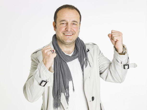 一个友好的人看着镜头图片下载