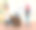 男性编辑坐在桌边和女性杂志。图片下载