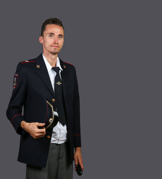 自信的俄罗斯警察穿着制服看着镜头图片下载