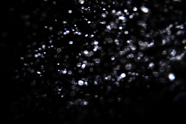 模糊的气泡孤立在黑色图片下载