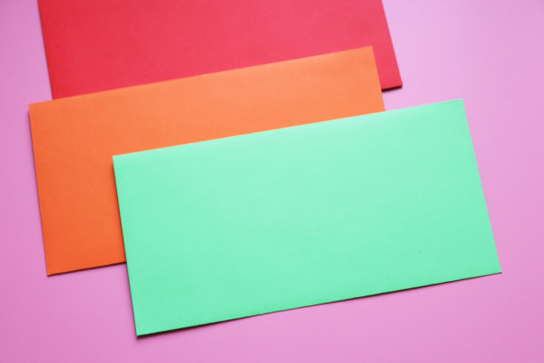 粉红色背景上不同颜色的信封。拷贝空间，庆平lay图片下载