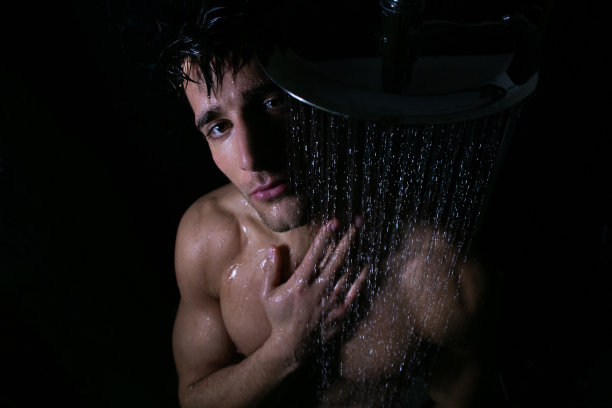 性感的肖像英俊的男子胡子和棕色眼睛下雨点看相机图片下载