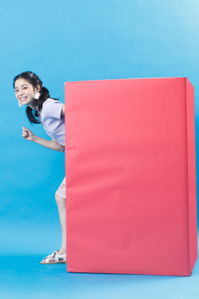 躲猫猫里的年轻女子图片下载