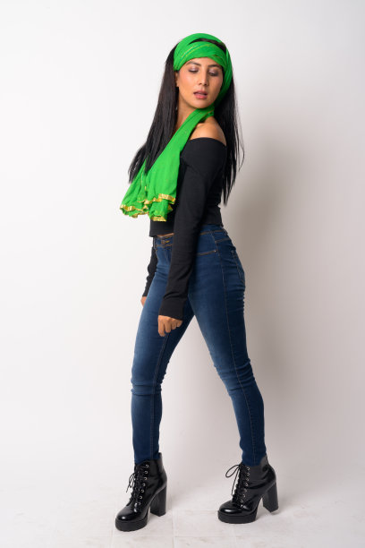 佩戴头巾的年轻波斯女子全身照图片下载