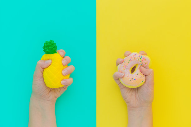黄色菠萝、粉色甜甜圈减压玩具俯视图。缓解压力图片下载