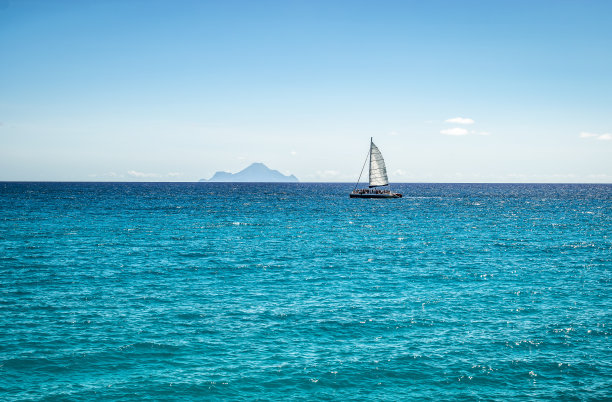 在加勒比海航行的双体船。图片下载