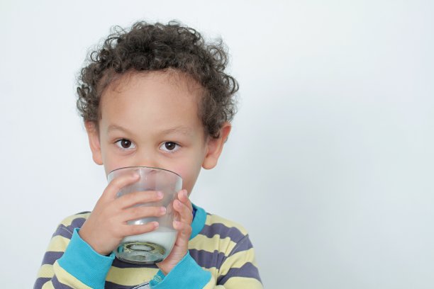 孩子喝牛奶库存照片图片下载