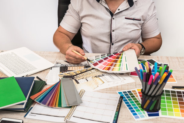 优雅设计师为梦想公寓挑选墙漆颜色图片下载