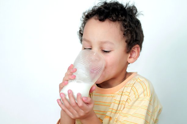 孩子喝牛奶库存照片图片下载