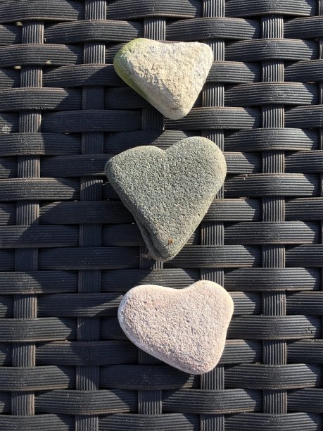 三个心形的石头图片下载