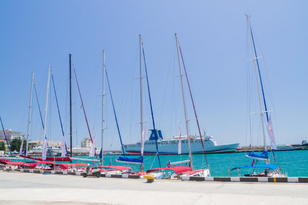 在一个阳光明媚的夏天，雅尔塔城市的堤岸图片下载