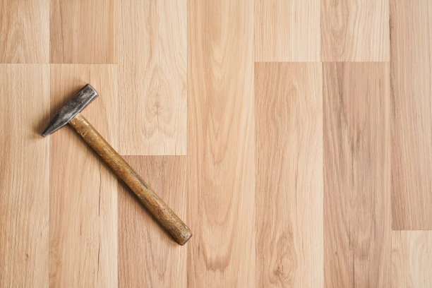 锤在叠层地板上，从上面看，文字右边的空间图片下载