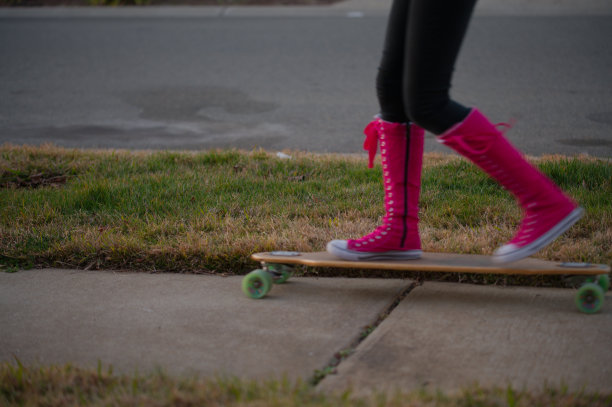女孩冲浪老手图片下载