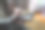特写的年轻男子手持便携式充电器的智能手机图片下载