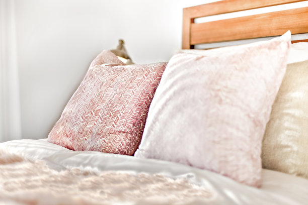 对床上的枕头进行聚焦和详细的观察图片下载