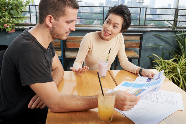 商务人士讨论图表图片下载