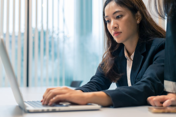 图片特写可爱的商业亚洲女人工作和使用电脑在办公室图片下载