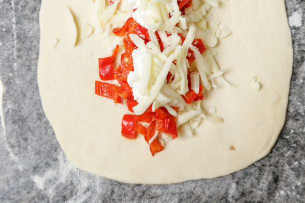 制作意大利红辣椒芝士馅开胃面包的过程，制作简单美味的馅面包，照片系列图片下载