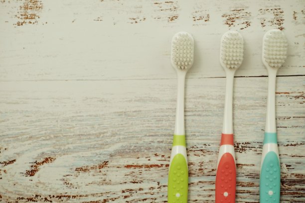 牙刷与空间副本上的木制背景图片下载