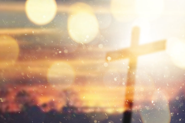 日落时分，大自然中带有十字架的宗教表现图片下载