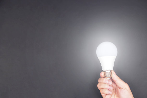 黑板上的灯泡图片下载