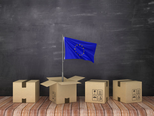 欧盟旗帜在纸板盒在黑板- 3D渲染图片下载