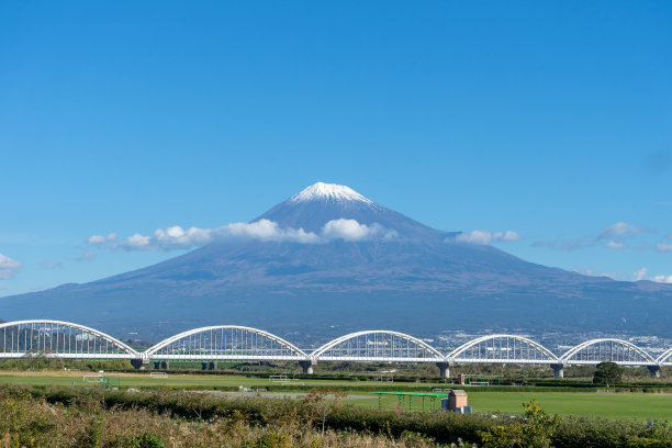 山。富士在早晨与晴朗的天空背景藤川市，静冈县。日本的标志性山峰。图片下载