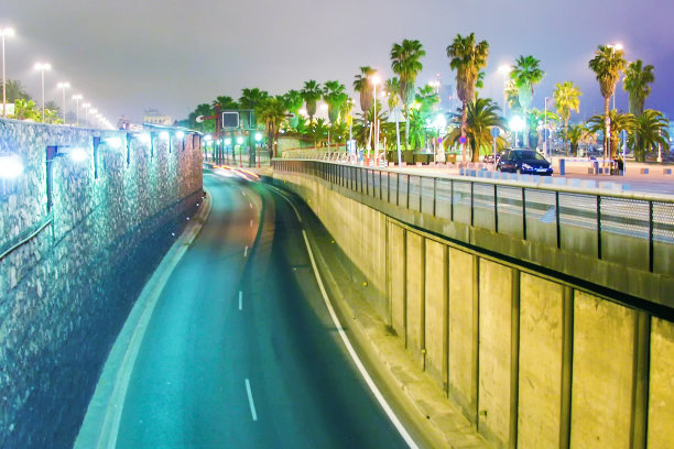 2005年5月26日巴塞罗那夜景：春季的城市街道，每年有超过700万游客到访图片下载