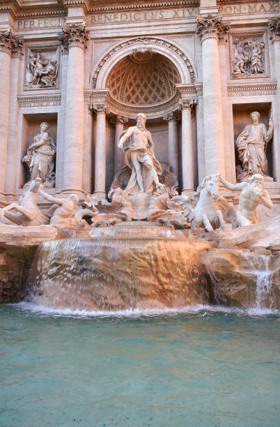 日落时分的特莱维丰塔纳。罗马,意大利。图片下载