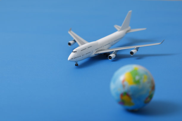 蓝色背景的飞机模型图片下载