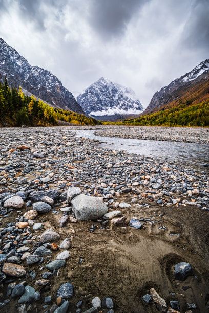 秋天的阿克特鲁山冰川盆地的冲积平原图片下载