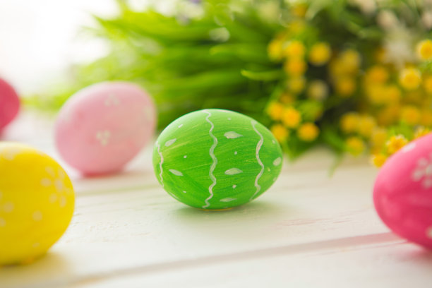 白色木质表面上的复活节彩蛋图片下载