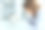年轻女性科学家在实验室里检查人类头骨。图片下载
