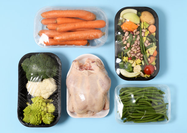 塑料包装的鸡肉和蔬菜图片下载