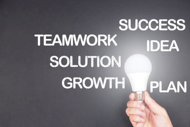 黑板上的灯泡图片下载