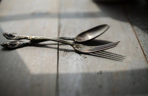 复古风格的叉子和勺子放在木桌上图片下载