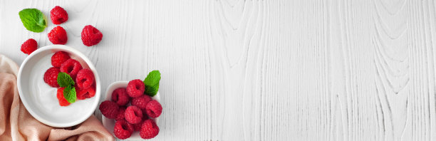 健康酸奶与覆盆子横幅与角边框，以白色木材背景与复制空间图片下载