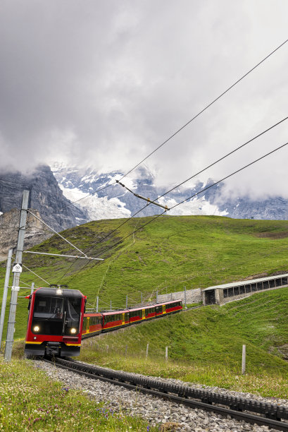 瑞士山地列车返回车站图片下载