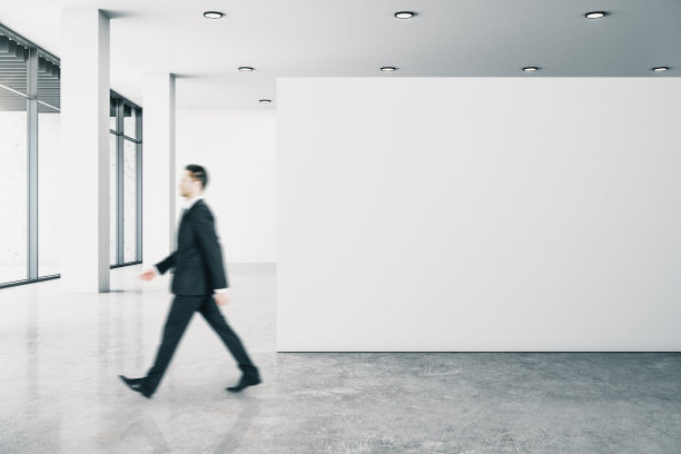 在画廊里看海报的商人图片下载