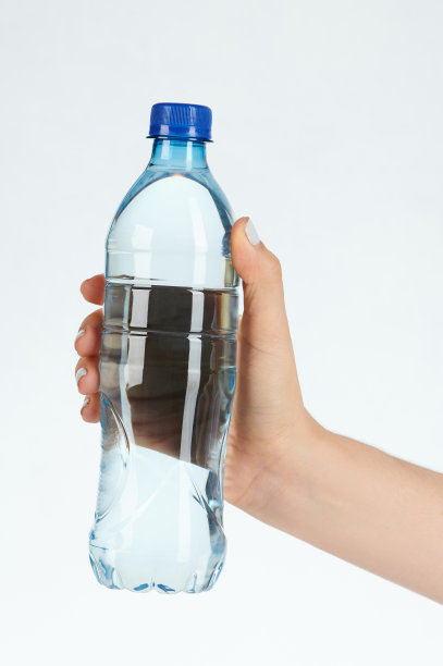 女人手里拿着一个干净的水瓶图片下载