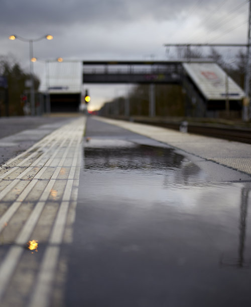 空火车站在一个雨天和潮湿的日子与思考图片下载