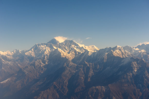 从尼泊尔的乡村一侧鸟瞰喜马拉雅山脊和珠穆朗玛峰图片下载
