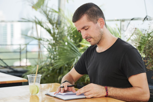 年轻人检查计划表图片下载