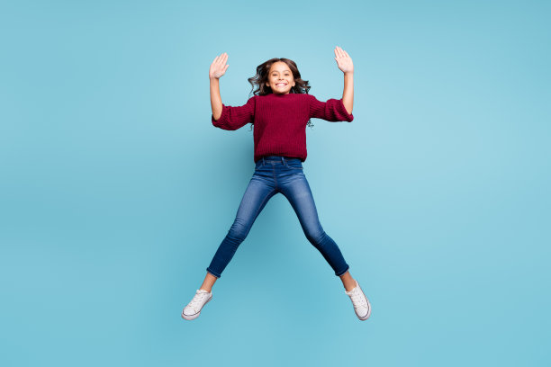 全身大小的照片白色开朗的青春期前跳跃塑造明星微笑牙齿孤立生动的色彩背景图片下载