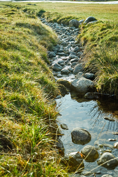 保加利亚的滑雪胜地中心，融化的雪水从山上流下来图片下载