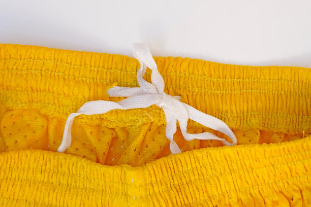 黄色男士短裤上衣配白色领带图片下载