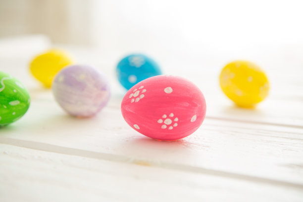 白色木质表面上的复活节彩蛋图片下载