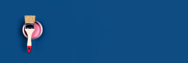 蓝色背景与油漆罐和刷子。图片下载