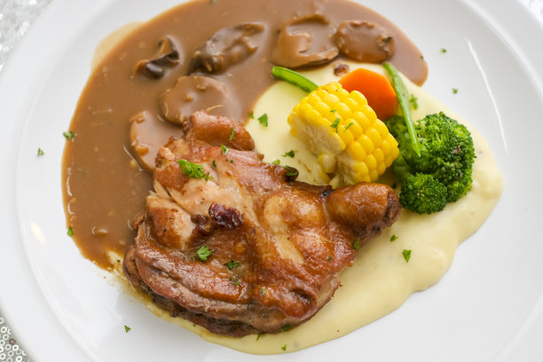 烤鸡配西兰花，玉米，胡萝卜，土豆泥和蘑菇酱图片下载